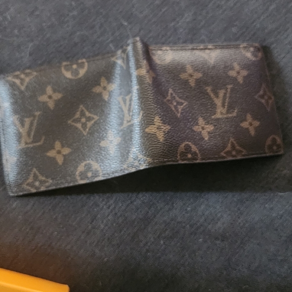 Men's Louis Vuitton wallet - Picture 4 of 5